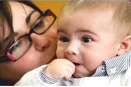 Presentan al primer bebé concebido por Embrioscopia