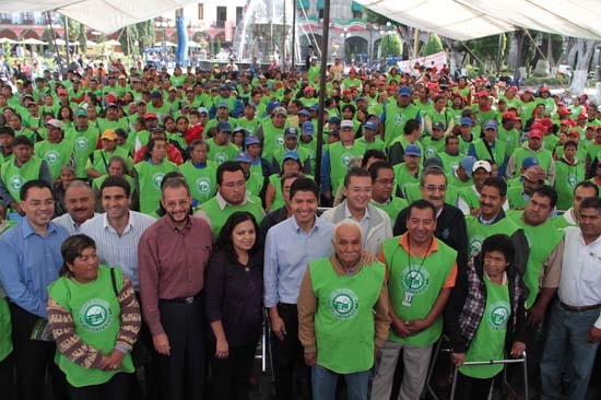 Uniforman y credencializan a 700 pepenadores de Puebla