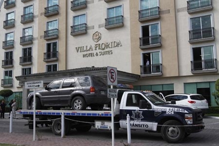 Abandonan camioneta con arma de fuego en Villa Florida