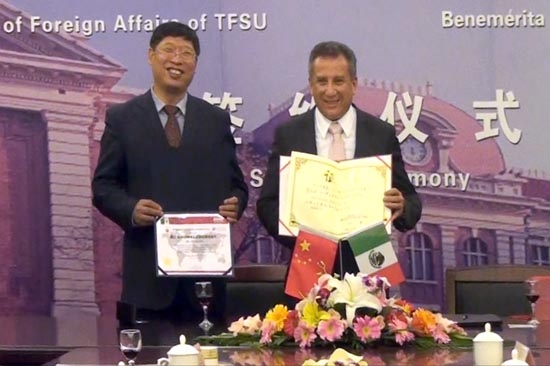Universidad de Tianjin  reconoce al rector de la BUAP‏