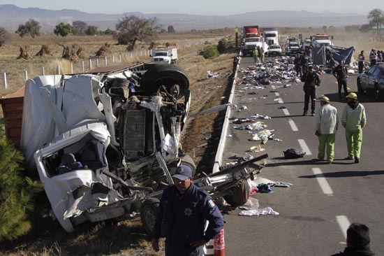 Camión se impactó contra tráiler en la autopista Amozoc-Perote, un sacerdote muerto