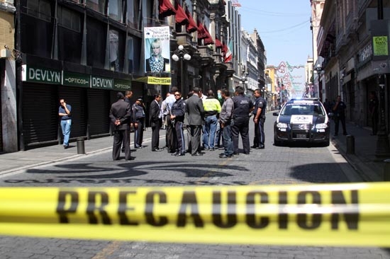 Amenazan con explotar bomba para robar banco junto al zócalo de Puebla