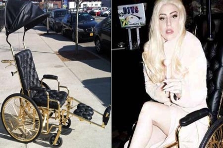 Lady Gaga estrena silla de ruedas de oro