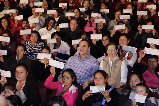 Moreno Valle entrega 13 millones de pesos para créditos a la palabra de la mujer