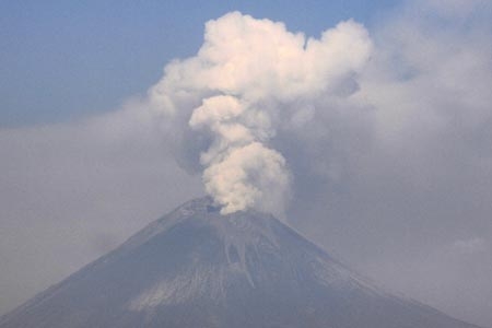 Popocatépetl registra exhalaciones y cae ceniza en la capital