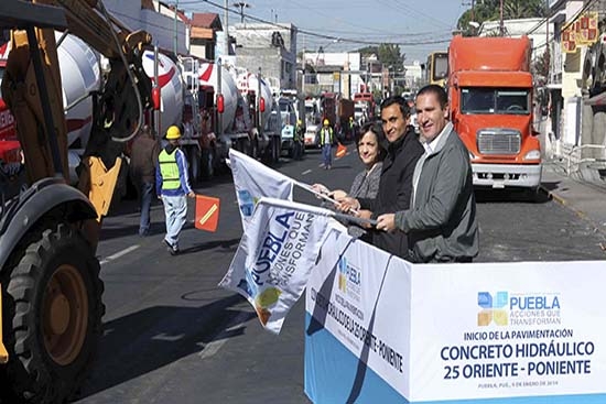Moreno Valle pone en marcha concreto hidráulico en la 25 Oriente-Poniente