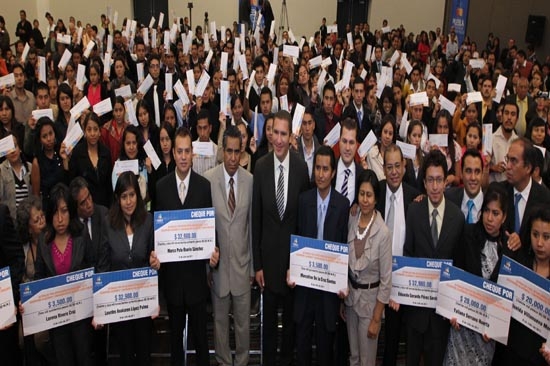 Moreno Valle entregó estímulos a jóvenes que estudiarán en el extranjero
