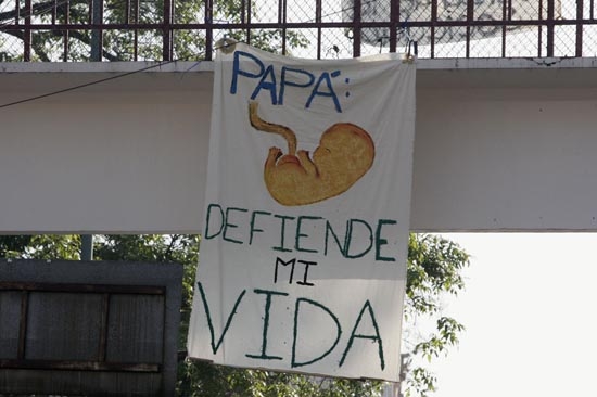 Aparecen mantas en Puebla con mensajes a favor de la vida y contra el aborto