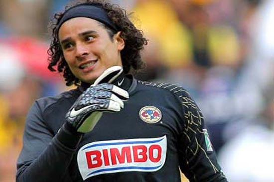 Memo Ochoa, el mejor pagado de México