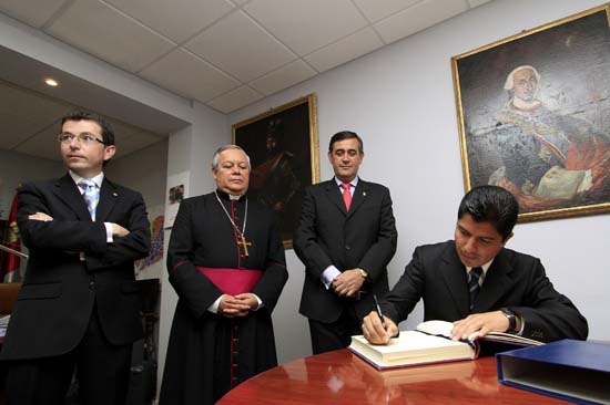 Edil de Puebla signa intención de hermanamiento con Osma, España