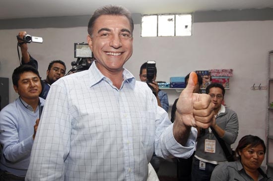 Tony Gali vota en zona de conflicto entre Puebla y Cholula