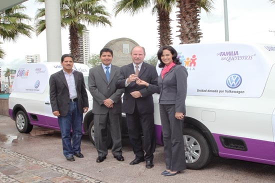 VW donó dos vehículos al Sistema DIF Municipal