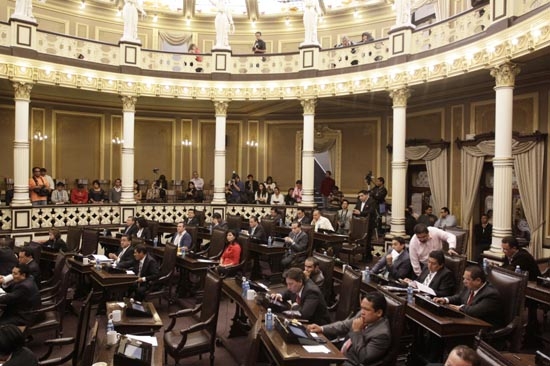 Desbandada en el Congreso de Puebla; 18 diputados se van de candidatos
