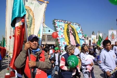 Poblanos presentes en la Basílica de Guadalupe