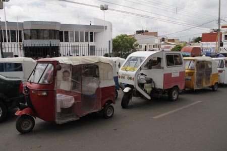Mototaxistas se manifestaron en la Secretaría del Transporte