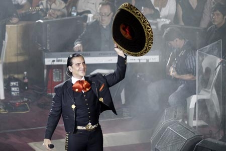 Feria de Puebla 2013: Alejandro Fernández puso a cantar a sus fans en el palenque