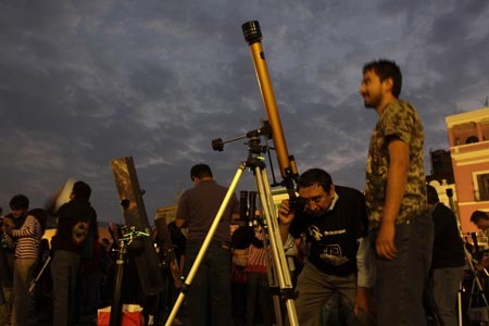 México rompe Récord Guiness de personas mirando la Luna con telescopio