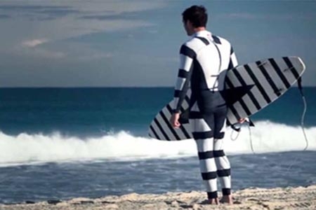 Traje de surf que te hace invisible a los tiburones