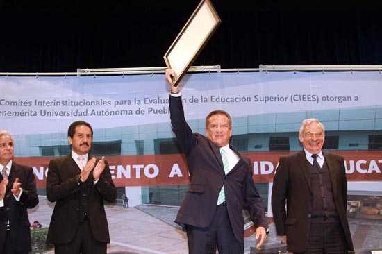 BUAP recibió reconocimiento a su calidad educativa por parte de CIEES