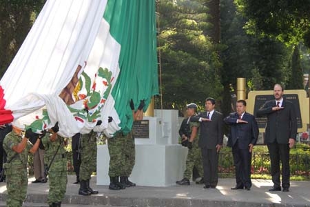 Eduardo Rivera realizó izamiento de bandera en el zócalo previo al Grito de Independencia