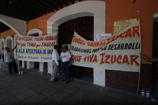 Trabajadores de El Dragón toman alcaldía de Izúcar