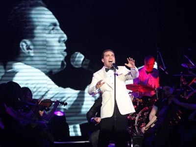 Cristian Castro recibió beso masculino