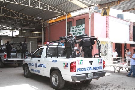 Policía custodia el tianguis de Texmelucan