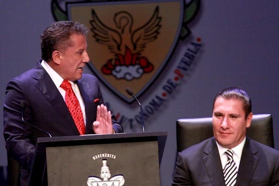 BUAP: Agüera rinde informe sin dar señales sobre su futuro político