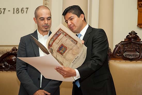 Edil de Puebla entrega copia de Cédula Real al escultor Javier Marín