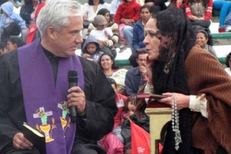 Candidato del PRI en Tlaxcala se viste de sacerdote en acto de campaña