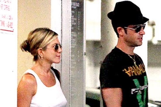 Jennifer Aniston pasea con su galán