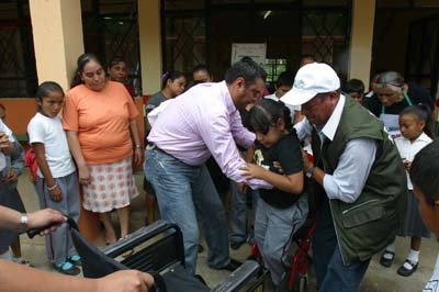 DIF Estatal otorga 367 becas a menores discapacitados