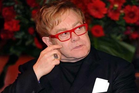 Elton John es hospitalizado de emergencia