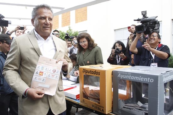 Agüera emite voto en casilla lejana a su domicilio