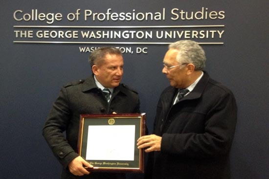 Enrique Agüera recibió reconocimiento de George Washington University