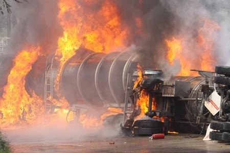 Pipa se incendió tras volcarse en lateral de la autopista Puebla-Orizaba