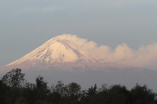 Popocatépetl emite fumarola y ruidos; habría caída de ceniza