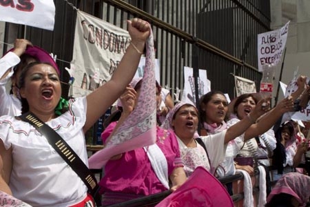 Morena “clausura” la SHCP para protestar contra IVA a alimentos y medicinas