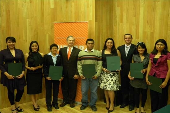 175 mdp en becas para alumnos de la UDLAP: Derbez