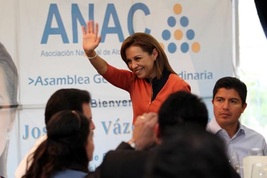 Lalo Rivera le pone a Josefina 150 presidentes municipales del país