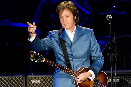 Paul McCartney ofreció concierto en tranvía