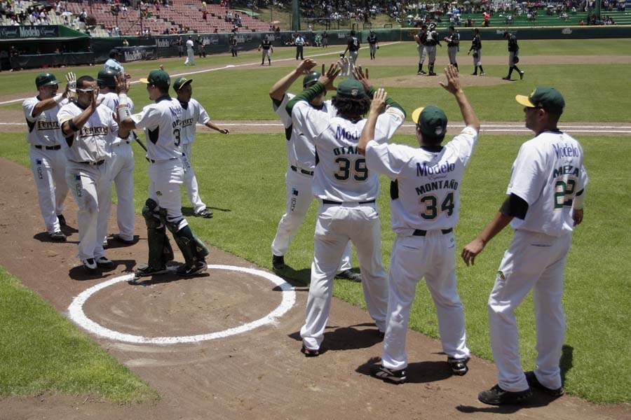Pericos derrota 6 a 2 a Guerreros de Oaxaca y toma la delantera