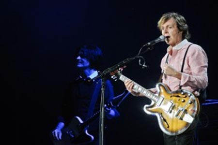 Calderón atribuye canción de Lennon a McCartney