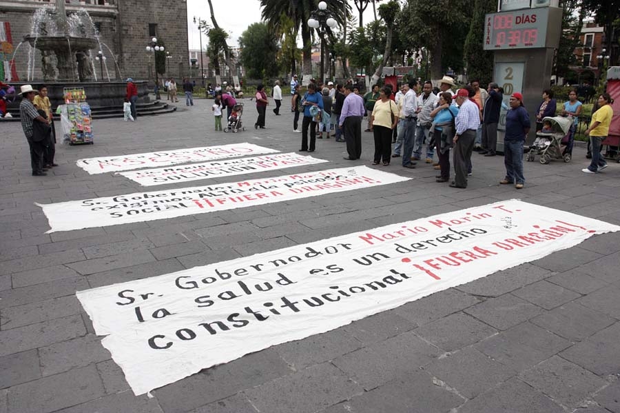 Habitantes de Izúcar de M. empiezan plantón permanente en el zócalo
