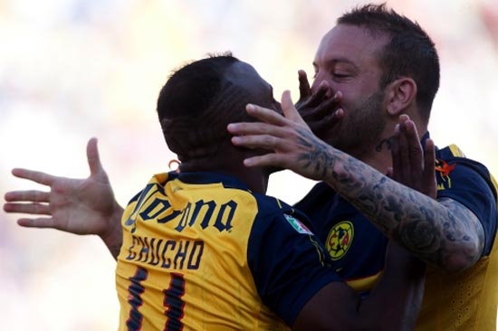 Vuoso y Benítez en el festejo del beso