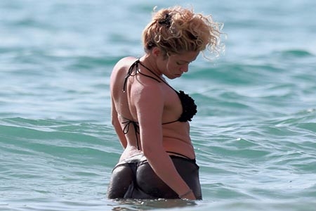 Shakira presume figura en la playa