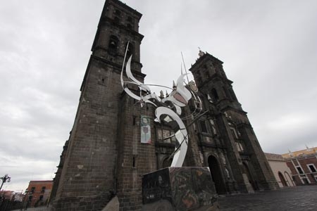 Colocan esculturas con motivo de la llegada de las reliquias de Palafox y Mendoza