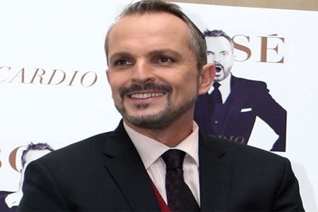 Miguel Bosé felicitó a sus hijos en Twitter