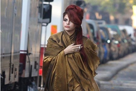 Eva Mendes estrena look