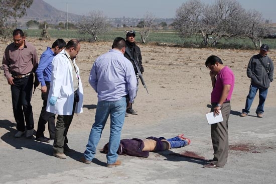 Hombre con vestimenta femenina fue asesinado a golpes en Santa Isabel Cholula